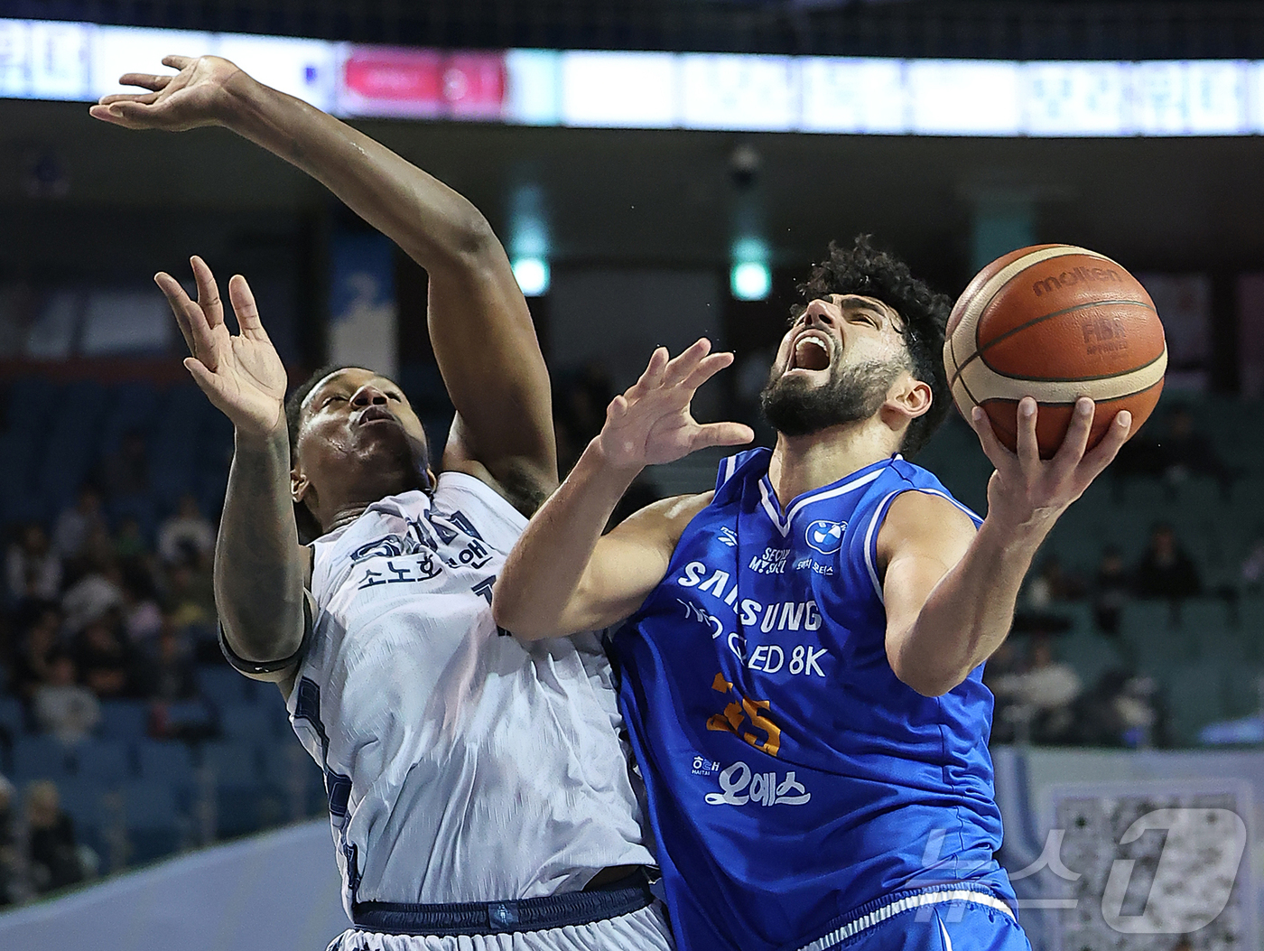 (서울=뉴스1) 김진환 기자 = 7일 오후 서울 송파구 잠실 잠실실내체육관에서 열린 2025-2026 LG전자 프로농구 정규리그 서울 삼성 썬더스와 고양 소노 스카이거너스의 경기, …