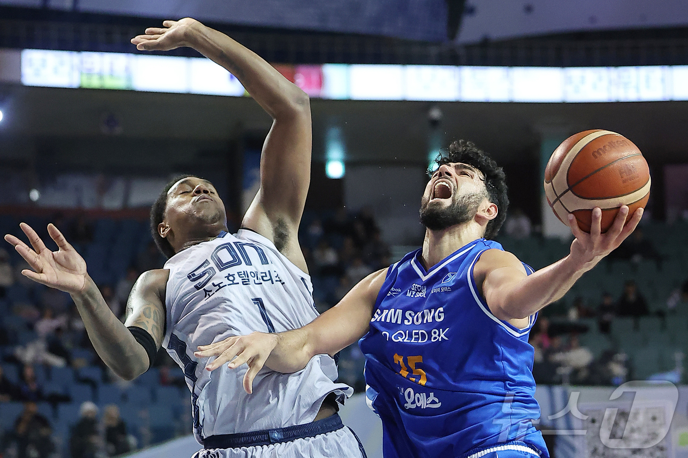 (서울=뉴스1) 김진환 기자 = 7일 오후 서울 송파구 잠실 잠실실내체육관에서 열린 2025-2026 LG전자 프로농구 정규리그 서울 삼성 썬더스와 고양 소노 스카이거너스의 경기, …