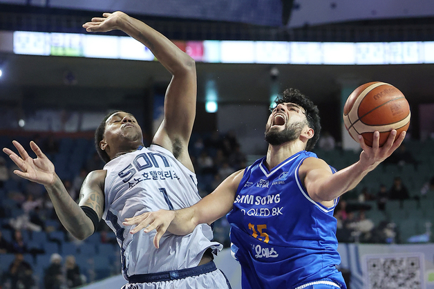 골밑 돌파하는 케렘 칸터