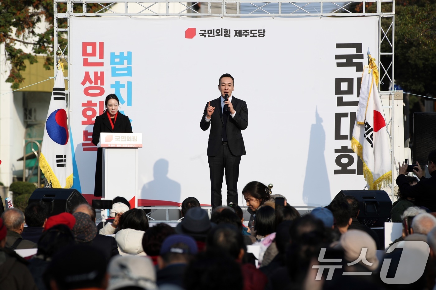 (제주=뉴스1) 고동명 기자 = 7일 오후 제주시청 앞에서 열린 국민의힘 전국 순회 장외집회에서 김민수 최고위원이 연설을 하고 있다.2025.12.7/뉴스1