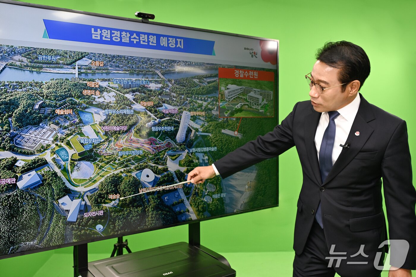 본문 이미지 - 지난 예산 확보 과정에서 최경식 전북 남원시장이 남원경찰수련원 건립 사업에 대한 설명을 하고 있다.&#40;남원시 제공. 재판매 및 DB금지&#41;/뉴스1 