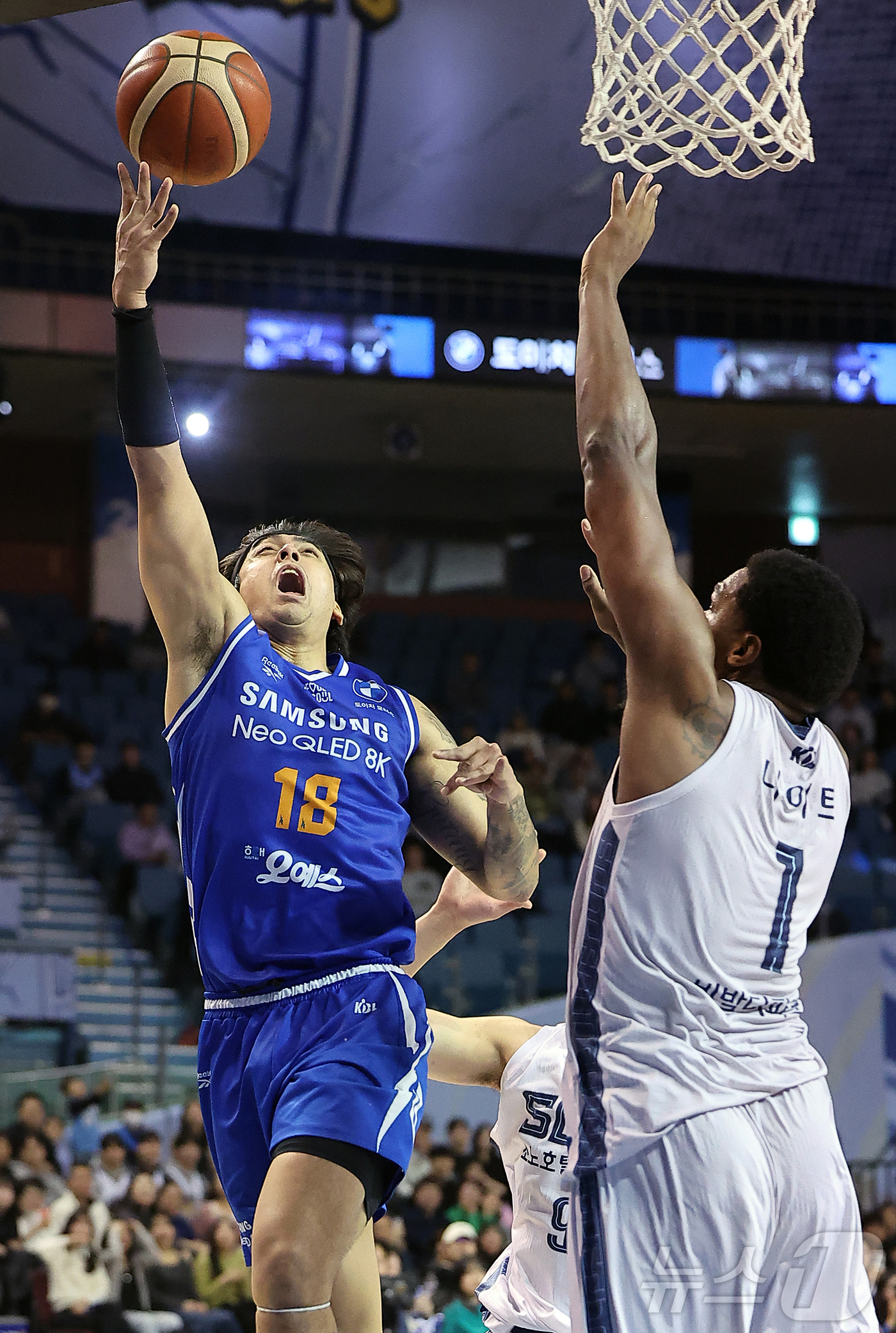 (서울=뉴스1) 김진환 기자 = 7일 오후 서울 송파구 잠실 잠실실내체육관에서 열린 2025-2026 LG전자 프로농구 정규리그 서울 삼성 썬더스와 고양 소노 스카이거너스의 경기, …
