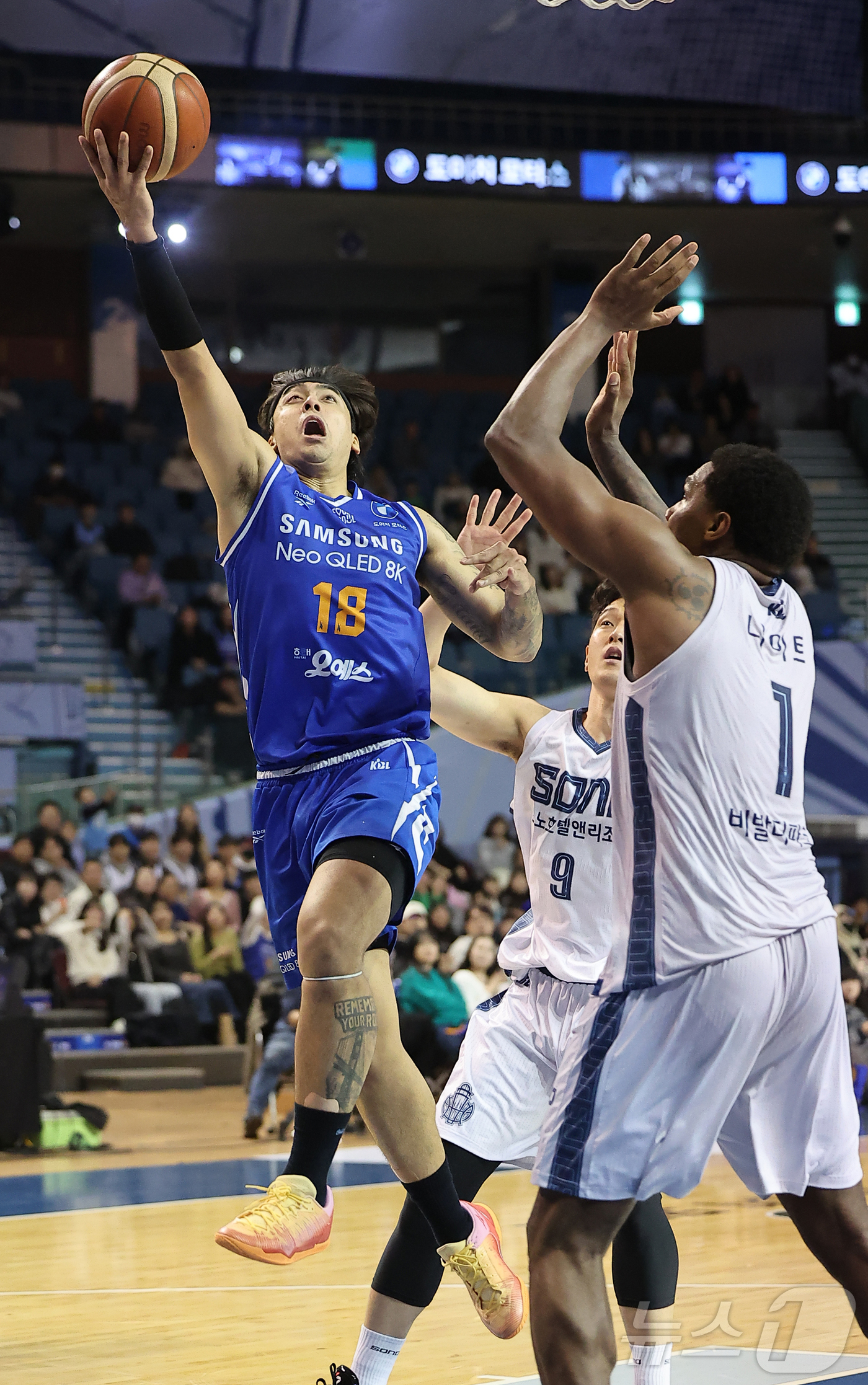 (서울=뉴스1) 김진환 기자 = 7일 오후 서울 송파구 잠실 잠실실내체육관에서 열린 2025-2026 LG전자 프로농구 정규리그 서울 삼성 썬더스와 고양 소노 스카이거너스의 경기, …