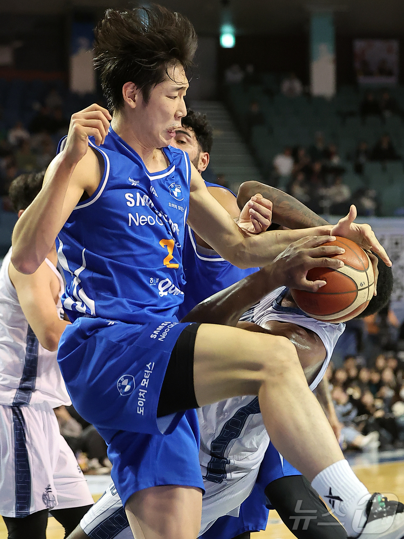 (서울=뉴스1) 김진환 기자 = 7일 오후 서울 송파구 잠실 잠실실내체육관에서 열린 2025-2026 LG전자 프로농구 정규리그 서울 삼성 썬더스와 고양 소노 스카이거너스의 경기, …