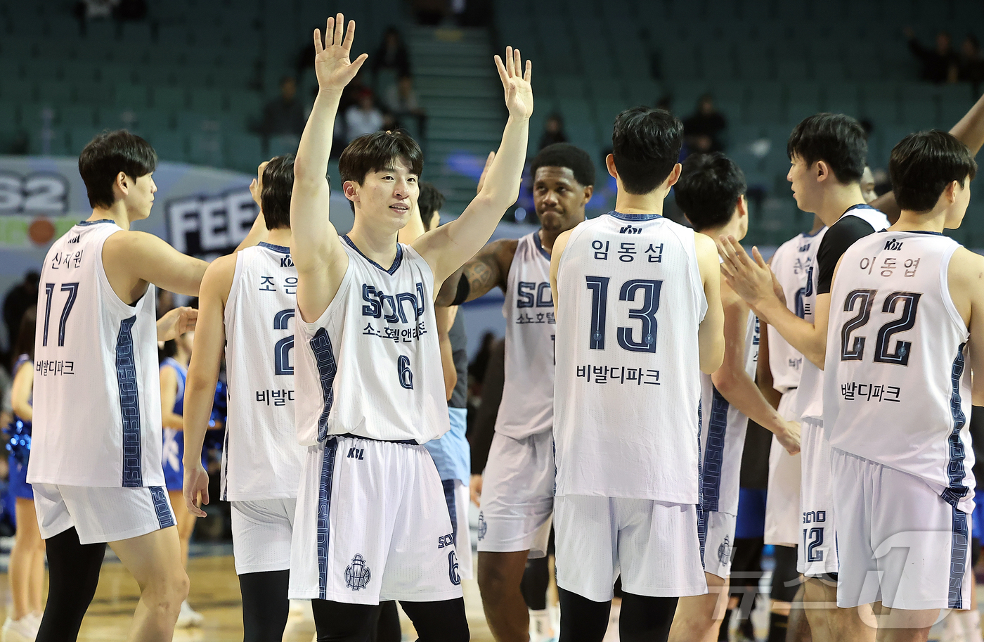 (서울=뉴스1) 김진환 기자 = 7일 오후 서울 송파구 잠실 잠실실내체육관에서 열린 2025-2026 LG전자 프로농구 정규리그 서울 삼성 썬더스와 고양 소노 스카이거너스의 경기, …