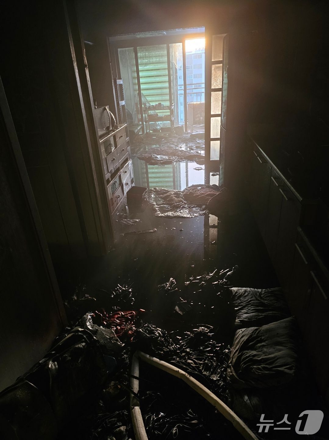 본문 이미지 - 지난 6일 강원 철원 동송읍 이평리 고층 아파트 화재 현장. 이 불로 50대 주민이 숨지는 인명피해가 났다.&#40;강원도소방본부 제공, 재판매 및 DB 금지&#41; 2025.12.7/뉴스1