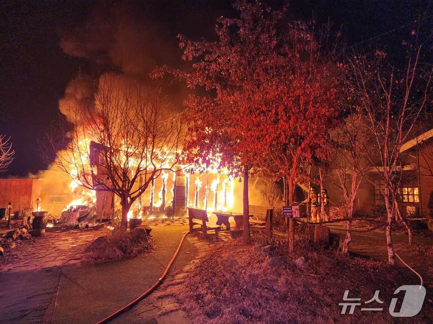 본문 이미지 - 7일 새벽 강원 춘천 온의동 닭갈비 전문점 화재.&#40;강원도소방본부 제공, 재판매 및 DB 금지&#41; 2025.12.7/뉴스1