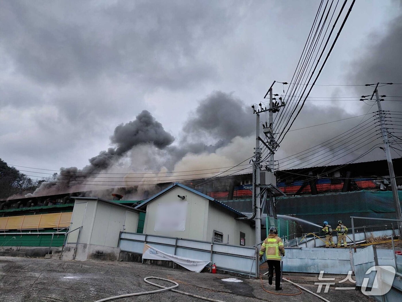 본문 이미지 - 지난 6일 강원 횡성 강림면 돈사 화재.&#40;강원도소방본부 제공, 재판매 및 DB 금지&#41; 2025.12.7/뉴스1