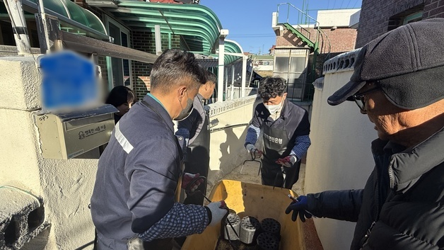 "온기 전합니다" 강원도 제2청사, 주문진서 연탄 3470장 나눔