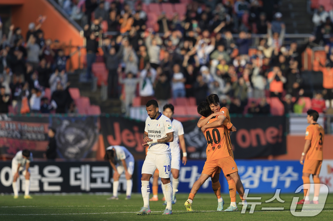 (제주=뉴스1) 박정호 기자 = 7일 오후 제주 서귀포시 월드컵로 제주월드컵경기장에서 열린 하나은행 K리그 승강 플레이오프 2025 2차전 제주SK와 수원삼성의 경기에서 2대0 승 …