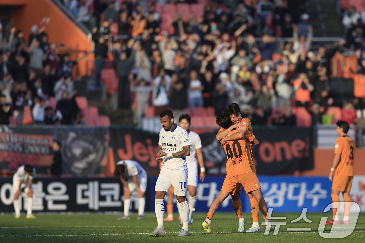 본문 이미지 - 7일 오후 제주 서귀포시 월드컵로 제주월드컵경기장에서 열린 하나은행 K리그 승강 플레이오프 2025 2차전 제주SK와 수원삼성의 경기에서 2대0 승리&#40;1,2차전 합산 3대0&#41;를 거두며 잔류를 확정한 제주 선수들이 기뻐하고 있다. 2025.12.7/뉴스1 ⓒ News1 박정호 기자