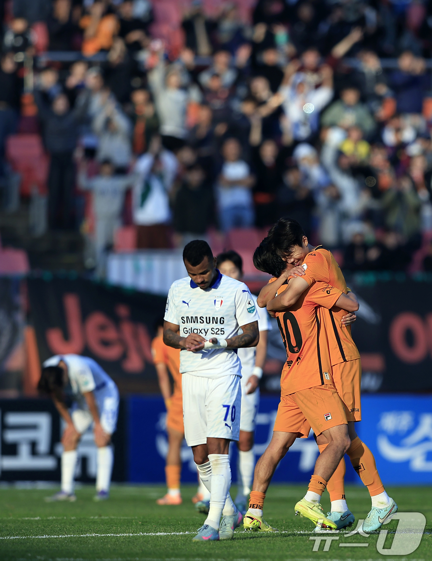 (제주=뉴스1) 박정호 기자 = 7일 오후 제주 서귀포시 월드컵로 제주월드컵경기장에서 열린 하나은행 K리그 승강 플레이오프 2025 2차전 제주SK와 수원삼성의 경기에서 2대0 승 …