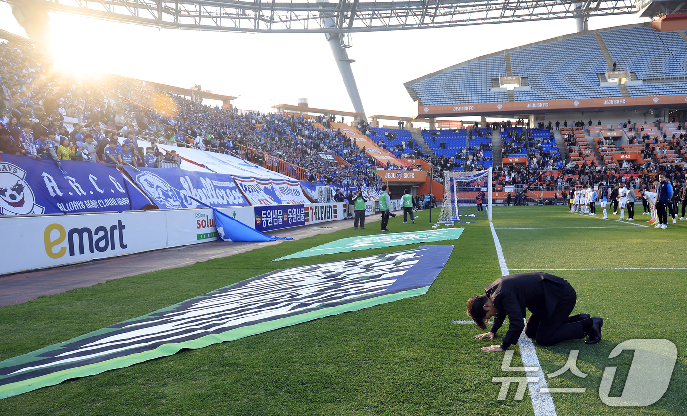 (제주=뉴스1) 박정호 기자 = 변성환 수원삼성 감독이 7일 오후 제주 서귀포시 월드컵로 제주월드컵경기장에서 열린 하나은행 K리그 승강 플레이오프 2025 2차전 제주SK와 수원삼 …