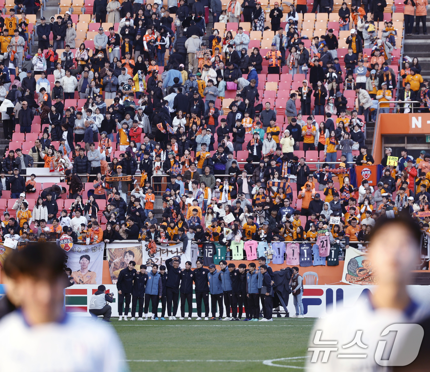 (제주=뉴스1) 박정호 기자 = 7일 오후 제주 서귀포시 월드컵로 제주월드컵경기장에서 열린 하나은행 K리그 승강 플레이오프 2025 2차전 제주SK와 수원삼성의 경기에서 1,2차전 …