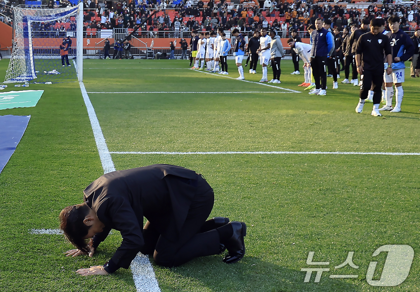 (제주=뉴스1) 박정호 기자 = 변성환 수원삼성 감독이 7일 오후 제주 서귀포시 월드컵로 제주월드컵경기장에서 열린 하나은행 K리그 승강 플레이오프 2025 2차전 제주SK와 수원삼 …