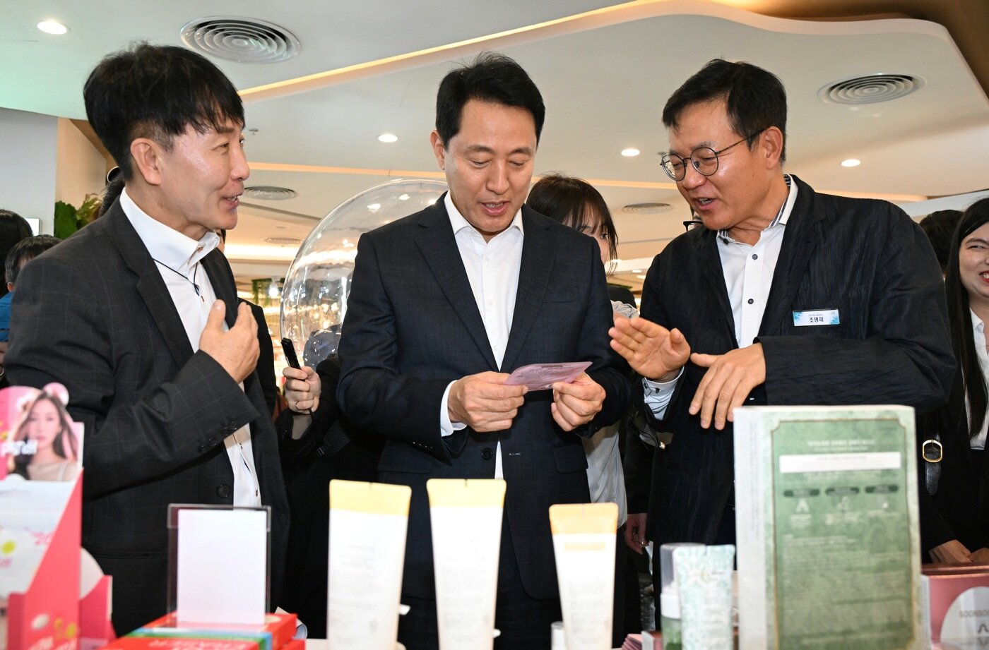 본문 이미지 - 오세훈 서울시장이 5일&#40;현지시간&#41; 오후 하노이 빈컴 메가몰 로얄시티에서 열린 &#39;서울 뷰티 홍보‧체험관&#39;에 전시된 K-뷰티 제품 설명을 듣고 있다. &#40;서울시 제공&#41; 뉴스1 ⓒ News1