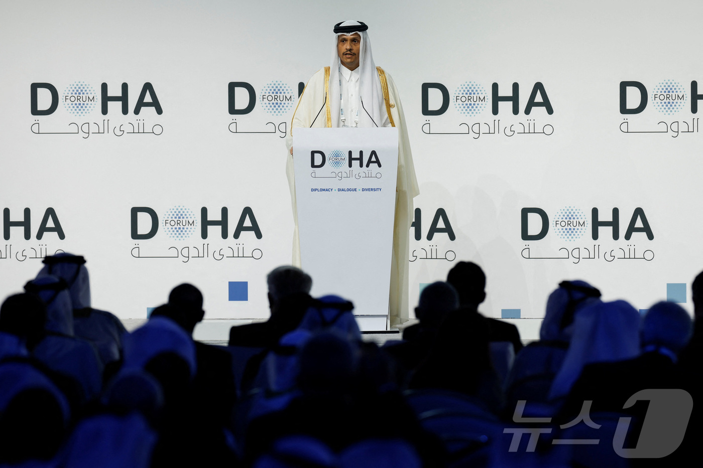 (도하 로이터=뉴스1) 김지완 기자 = 6일(현지시간) 셰이크 무함마드 빈 압둘라흐만 알사니 카타르 총리가 카타르 도하포럼 패널 토론에서 연설하고 있다. 2025.12.06ⓒ 로이 …