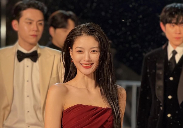 김유정, 눈 내리는 레드카펫도 압도한 미모…시선 집중 [N샷]