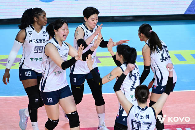 선두 도로공사, 풀세트 끝 정관장 제압…대한항공 10연승 고공 행진(종합)