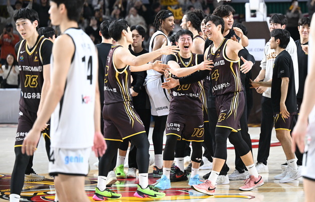 프로농구 LG, 17점 차 뒤집으며 역전…KT 꺾고 2연승, 선두 질주
