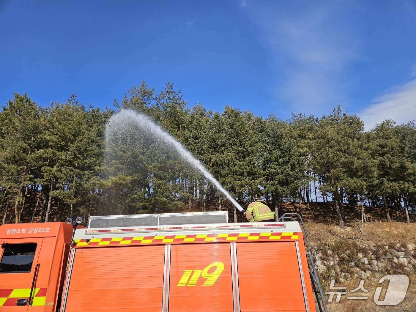 본문 이미지 - 강원도소방본부, 영서권 소방력 동해안 이동 배치.&#40;강원도소방본부 제공, 재판매 및 DB 금지&#41; 2025.12.7/뉴스1