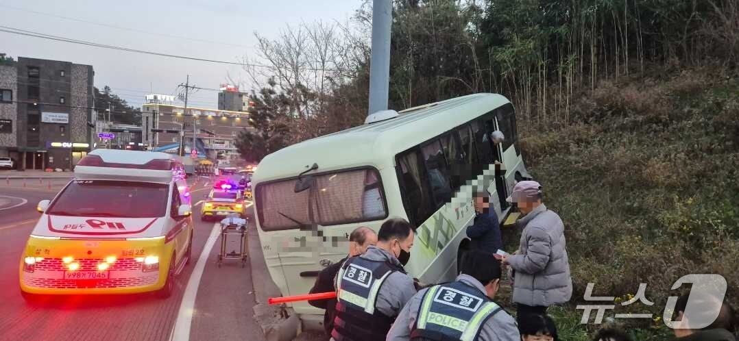 본문 이미지 - 7일 강원 삼척 원덕읍 25인승 버스 단독사고 현장.&#40;강원도소방본부 제공, 재판매 및 DB 금지&#41; 2025.12.7/뉴스1