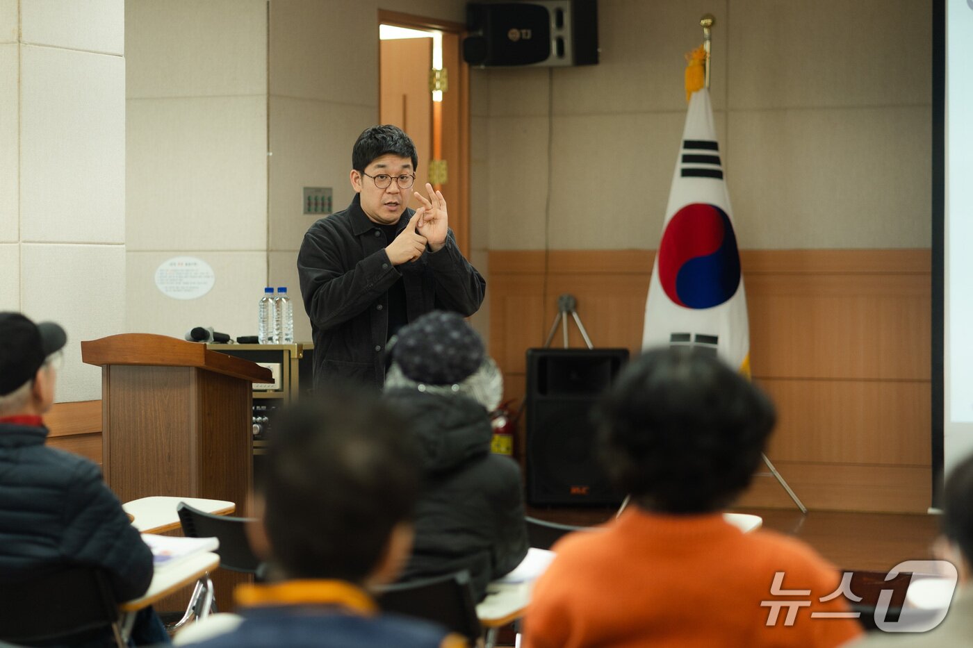본문 이미지 - 노인들을 대상으로 펫시터 교육을 하는 최중연 수의사&#40;아이엠디티 제공&#41; ⓒ 뉴스1