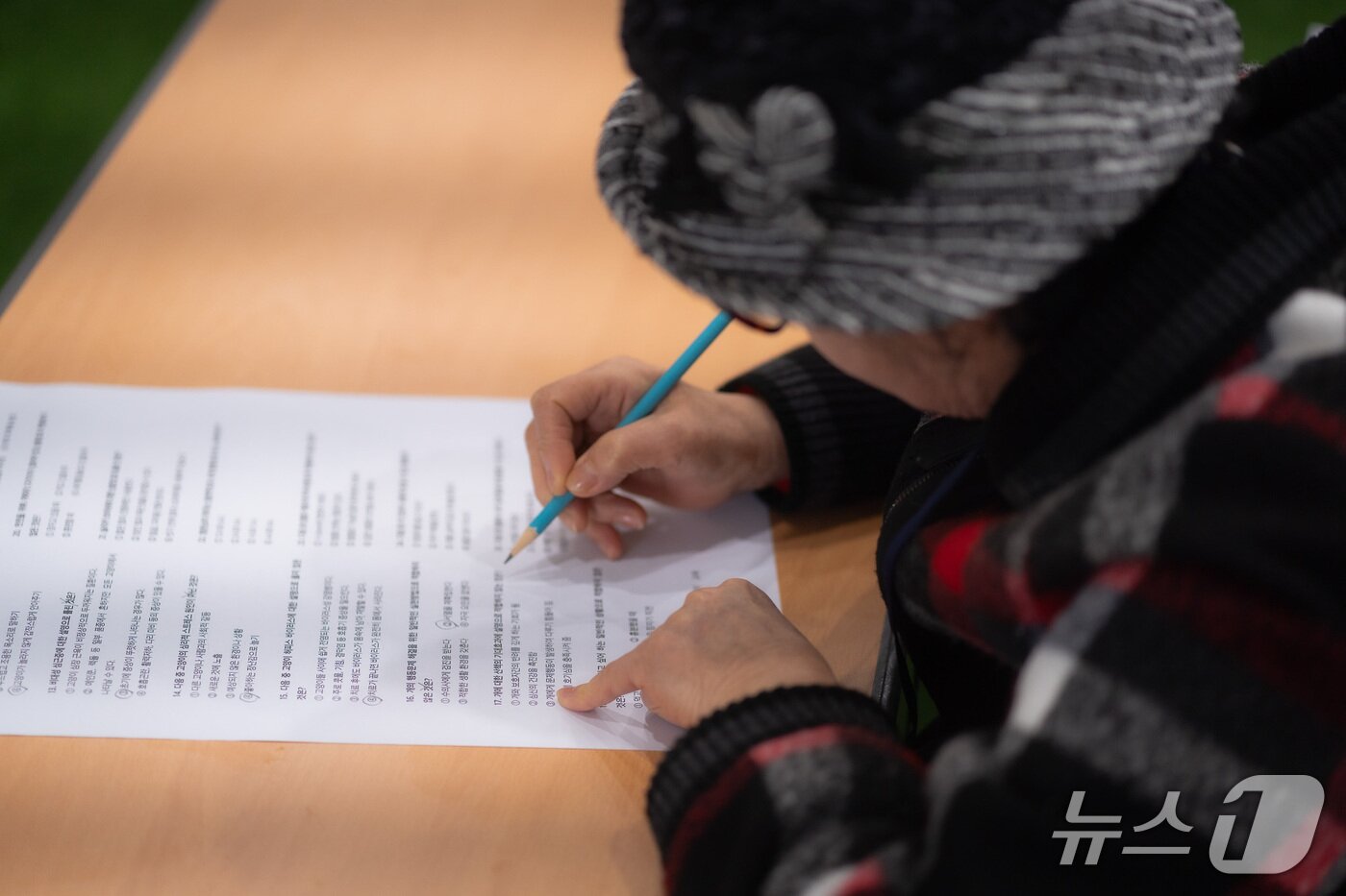 본문 이미지 - 펫시터 자격증 취득 시험을 보는 할머니&#40;아이엠디티 제공&#41; ⓒ 뉴스1