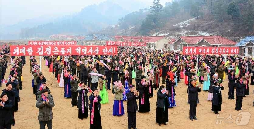 (평양 노동신문=뉴스1) = 북한 노동당 기관지 노동신문은 8일 평안북도 동창군 대동농장과 벽동군 남하농장에서 살림집(주택) 입사(입주)모임을 진행했다고 보도했다. [국내에서만 사 …