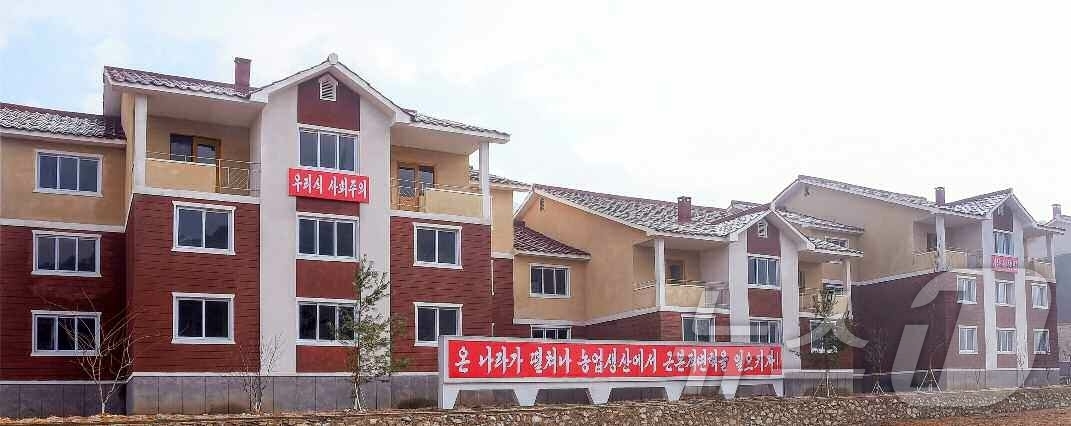 (평양 노동신문=뉴스1) = 북한 노동당 기관지 노동신문은 8일 평안북도 동창군 대동농장과 벽동군 남하농장에서 살림집(주택) 입사(입주)모임을 진행했다고 보도했다. [국내에서만 사 …