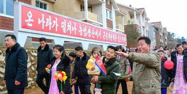 (평양 노동신문=뉴스1) = 북한 노동당 기관지 노동신문은 8일 평안북도 동창군 대동농장과 벽동군 남하농장에서 살림집(주택) 입사(입주)모임을 진행했다고 보도했다. [국내에서만 사 …