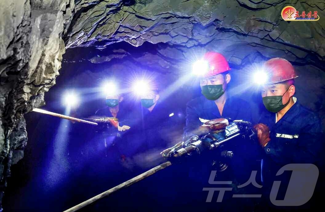 (평양 노동신문=뉴스1) = 북한 노동당 기관지 노동신문은 8일 룡등탄광 간부들과 광부들이 "증산 투쟁의 불길을 세차게 지펴올리고 있다"고 보도했다. [국내에서만 사용가능. 재배포 …