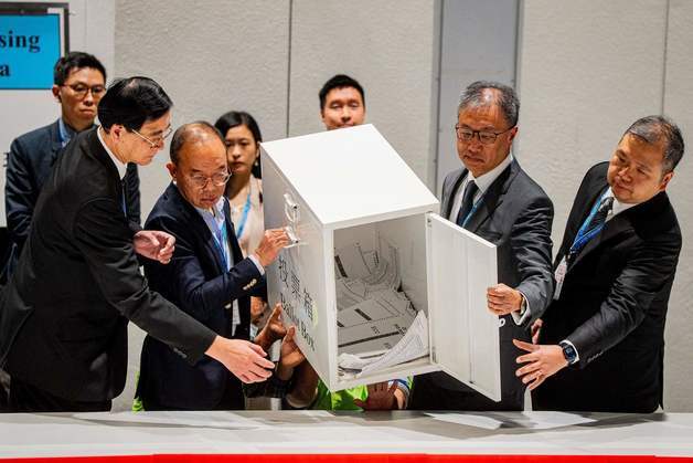 화재 수습 속 홍콩 입법회 선거…역대 두번째 낮은 투표율 '냉랭'