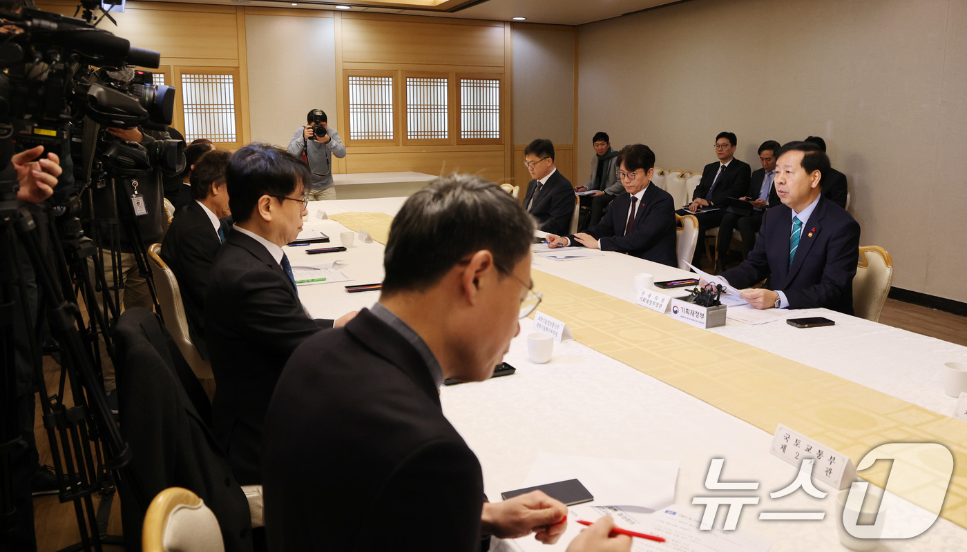 (서울=뉴스1) 임세영 기자 = 구윤철 경제부총리 겸 기획재정부 장관이 8일 오전 서울 종로구 정부서울청사에서 열린 제28차 관계부처 합동 재정집행 점검회의에서 모두발언을 하고 있 …