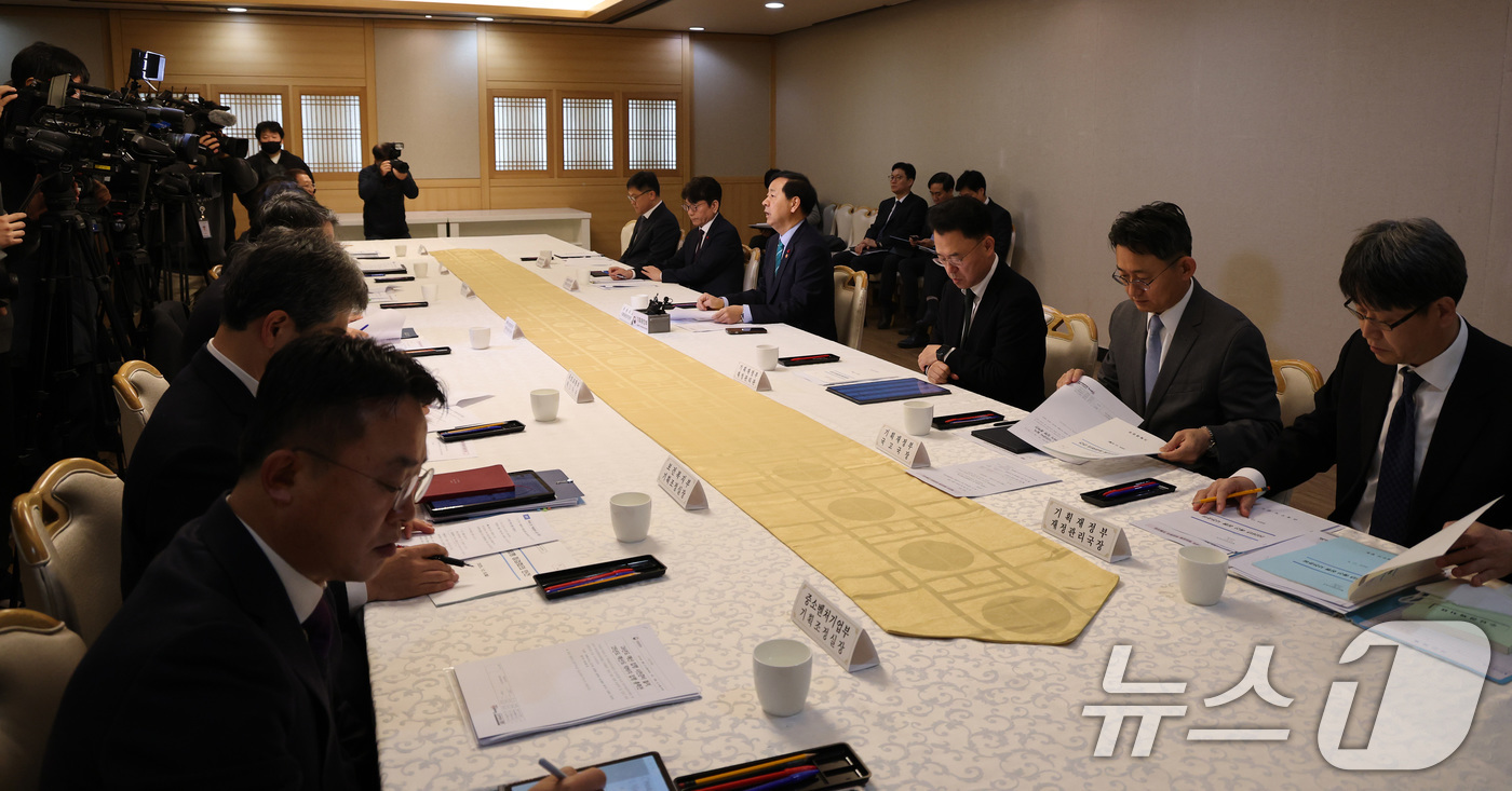 (서울=뉴스1) 임세영 기자 = 구윤철 경제부총리 겸 기획재정부 장관이 8일 오전 서울 종로구 정부서울청사에서 열린 제28차 관계부처 합동 재정집행 점검회의에서 모두발언을 하고 있 …