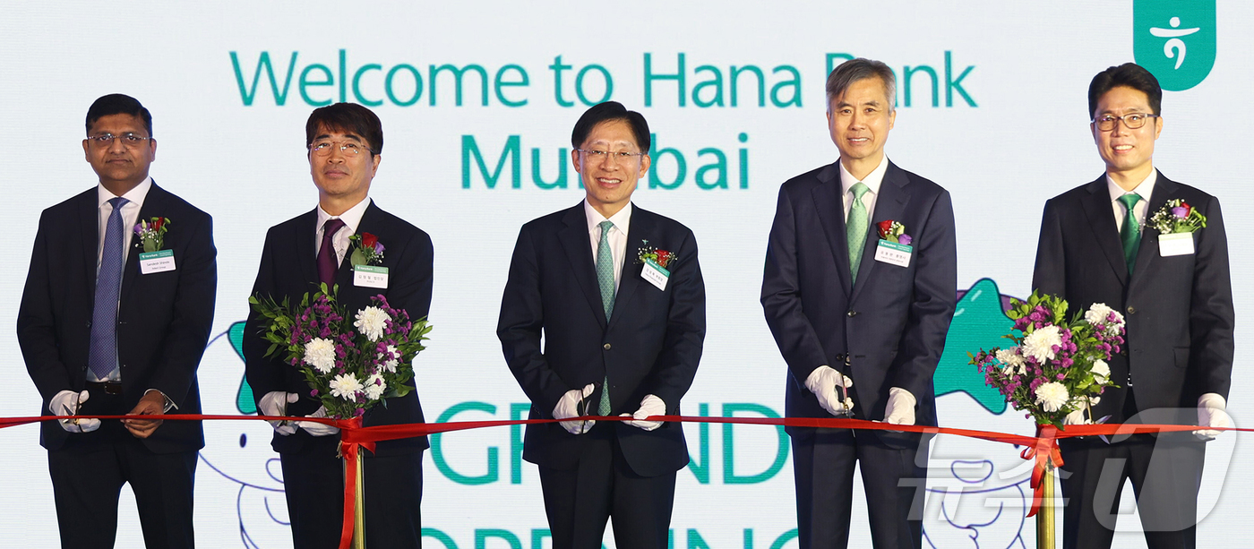 (서울=뉴스1) = 하나금융그룹은 지난 3일과 5일(현지시간) 인도에서 글로벌 비즈니스를 확대하기 위해 인도 데바나할리와 뭄바이에 신규 지점을 개설했다고 8일 밝혔다. 사진은 지난 …