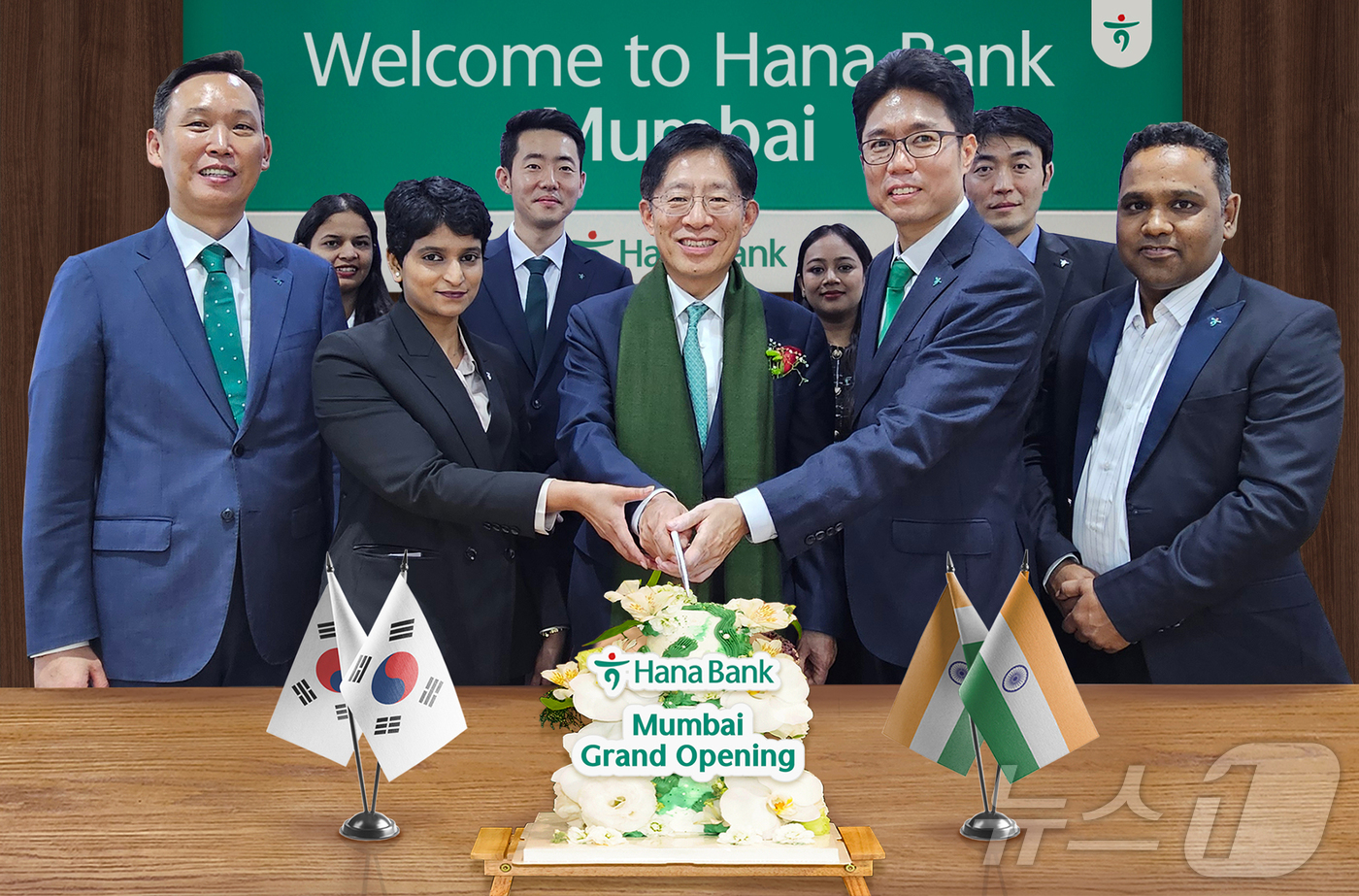 (서울=뉴스1) = 하나금융그룹은 지난 3일과 5일(현지시간) 인도에서 글로벌 비즈니스를 확대하기 위해 인도 데바나할리와 뭄바이에 신규 지점을 개설했다고 8일 밝혔다. 사진은 5일 …