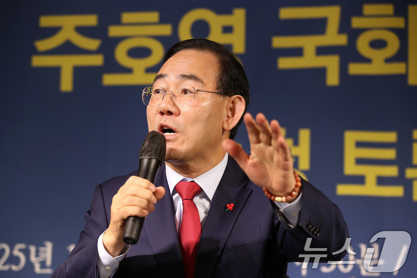 (대구=뉴스1) 공정식 기자 = 주호영 국회부의장(국민의힘 대구 수성구갑)이 8일 오전 대구 남구 이천동 대구아트파크에서 열린 아시아포럼21 정책토론회에 참석해 취재진 질문에 답하 …