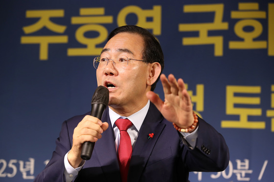 취재진 질문에 답하는 주호영 국회부의장