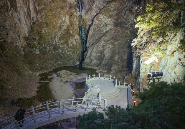 한결 환해진 영동군 대표 관광지 '옥계폭포'…편의시설 재정비