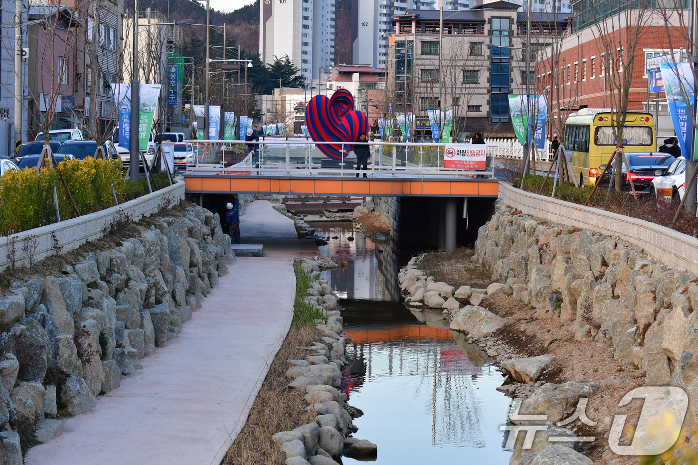 (포항=뉴스1) 최창호 기자 = 8일 경북  포항시가 공사에 착공한 지 5년 만에 북구 학산천 생태하천 물길을 연결한다.학산천 생태하천은 2020년 공사에 착공해 5년 만인 202 …