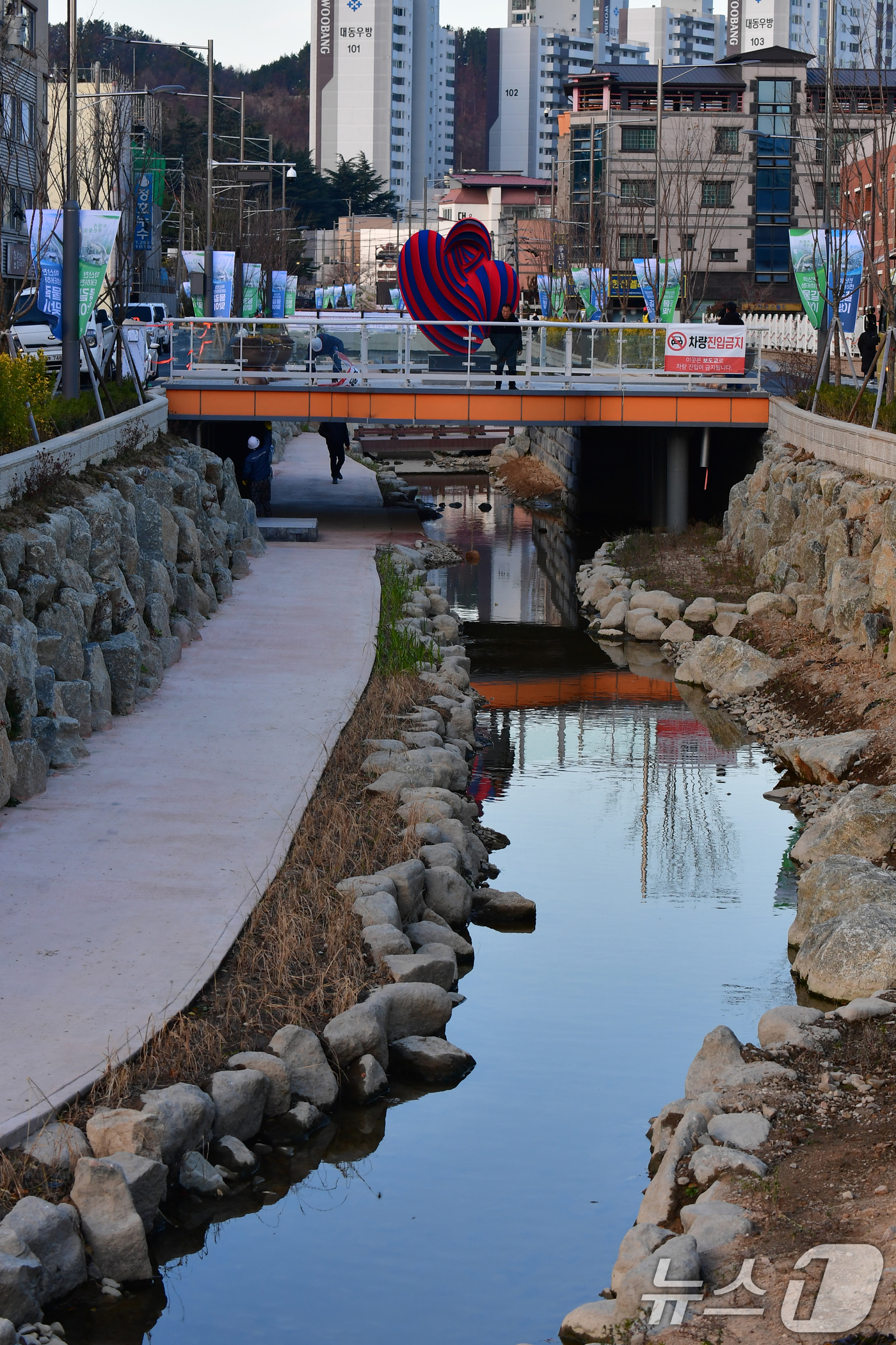 (포항=뉴스1) 최창호 기자 = 8일 경북  포항시가 공사에 착공한 지 5년 만에 북구 학산천 생태하천 물길을 연결한다.학산천 생태하천은 2020년 공사에 착공해 5년 만인 202 …