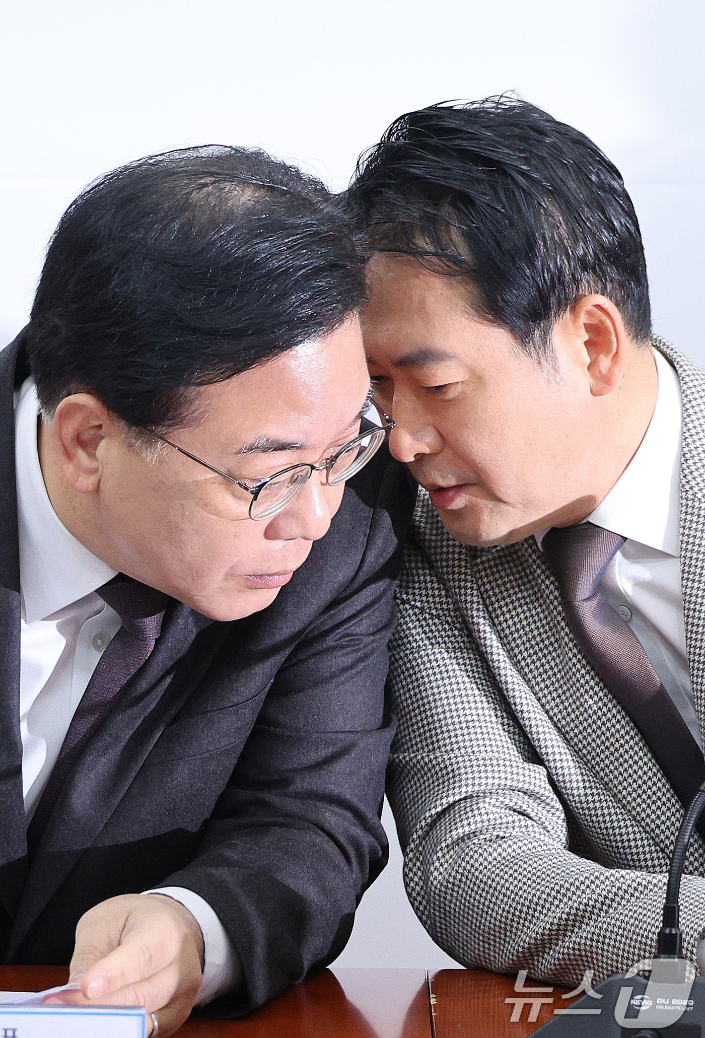(서울=뉴스1) 신웅수 기자 = 장동혁 국민의힘 대표와 송언석 원내대표가 8일 서울 여의도 국회에서 열린 최고위원회의에서 대화하고 있다. 2025.12.8/뉴스1