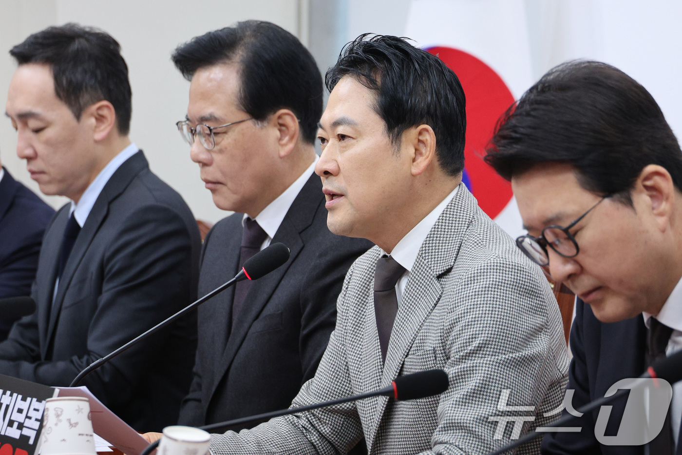 (서울=뉴스1) 신웅수 기자 = 장동혁 국민의힘 대표와 송언석 원내대표가 8일 서울 여의도 국회에서 열린 최고위원회의에서 대화하고 있다. 2025.12.8/뉴스1