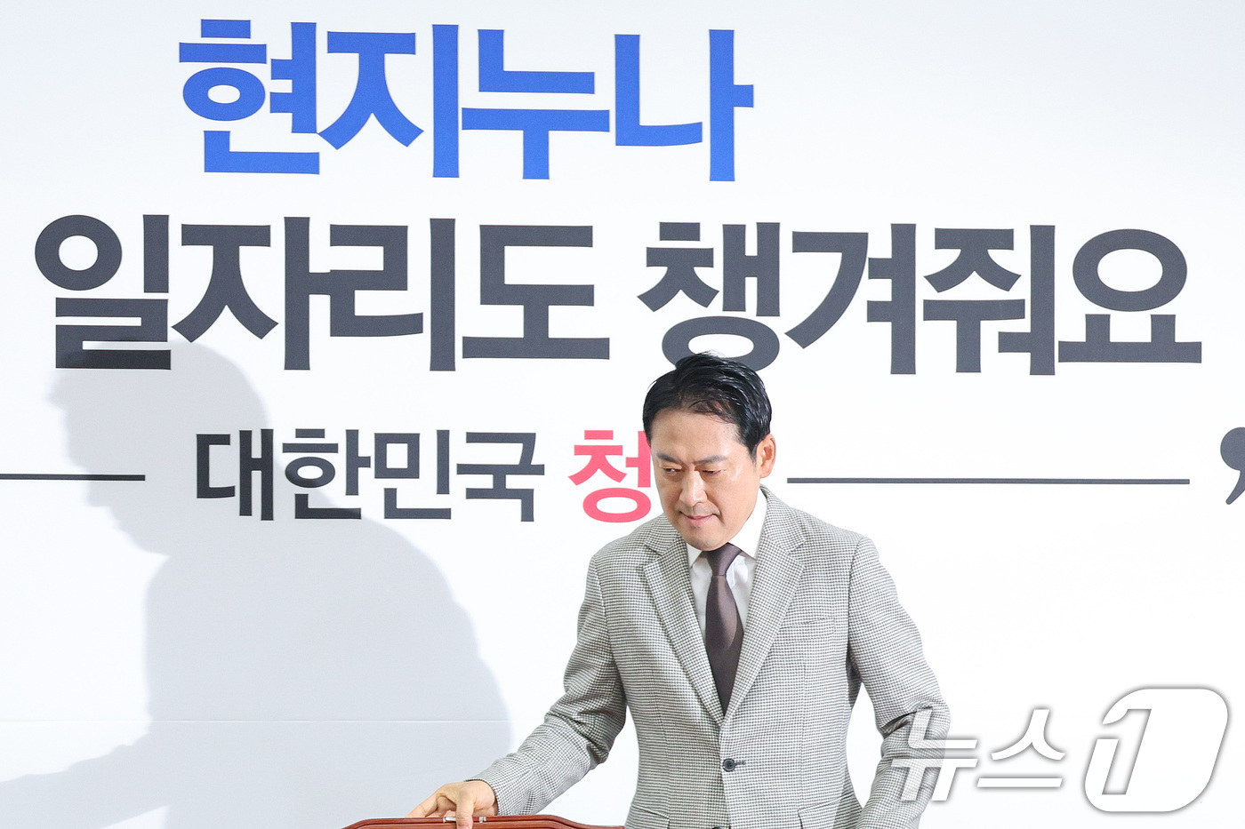 (서울=뉴스1) 신웅수 기자 = 장동혁 국민의힘 대표가 8일 서울 여의도 국회에서 열린 최고위원회의에 참석하고 있다. 2025.12.8/뉴스1