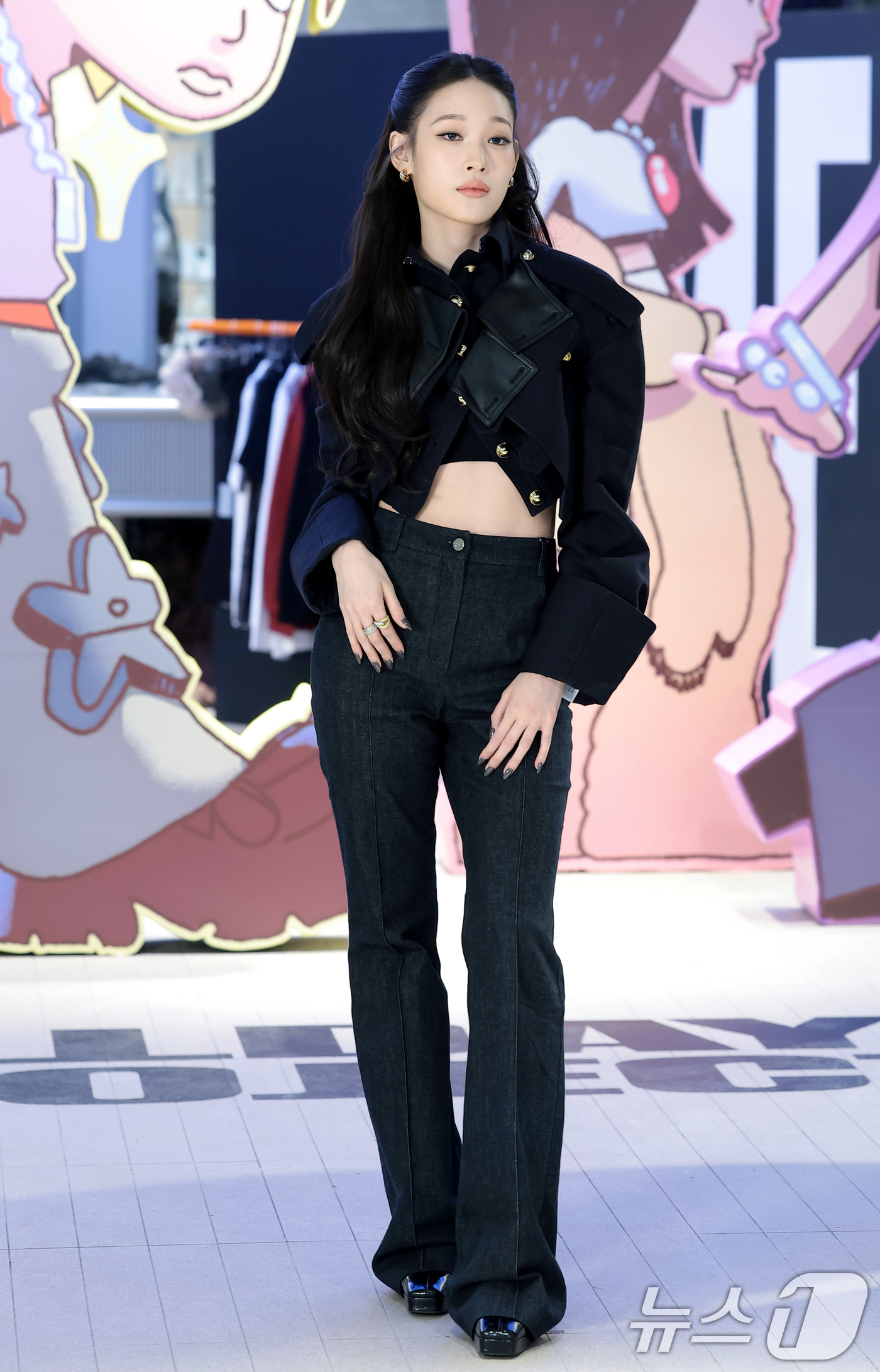 (서울=뉴스1) 권현진 기자 = 그룹 올데이 프로젝트 애니가 8일 오전 서울 성동구 에스팩토리에서 열린 첫 EP 타이틀곡 'LOOK AT ME'(룩앳미) 팝업스토어 오픈 행사에 참 …