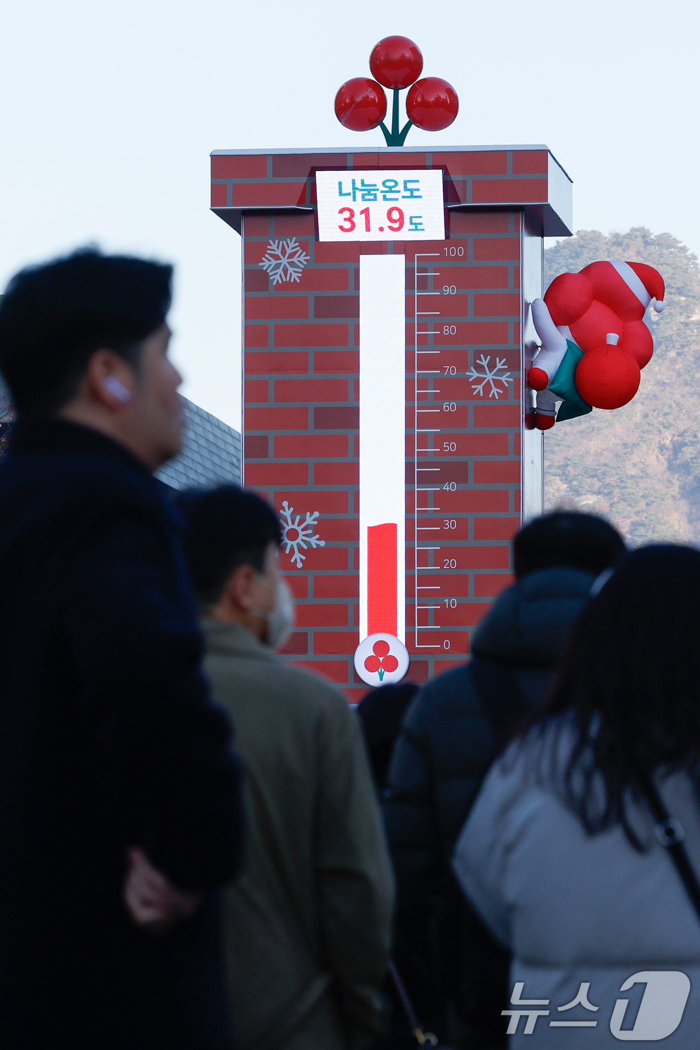 (서울=뉴스1) 안은나 기자 = 8일 서울 종로구 광화문 광장에 설치된 사랑의 온도탑이 31.9도를 가리키고 있다. 사랑의열매 사회복지공동모금회 '희망2026나눔캠페인'의 올해 목 …