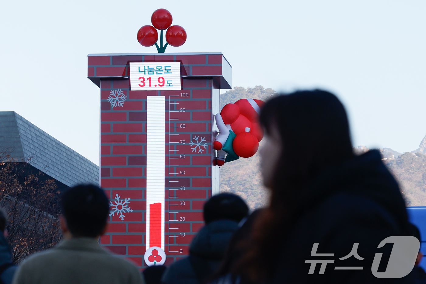 (서울=뉴스1) 안은나 기자 = 8일 서울 종로구 광화문 광장에 설치된 사랑의 온도탑 나눔온도가 31.9도를 가리키고 있다. 사랑의열매 사회복지공동모금회 '희망2026나눔캠페인'의 …