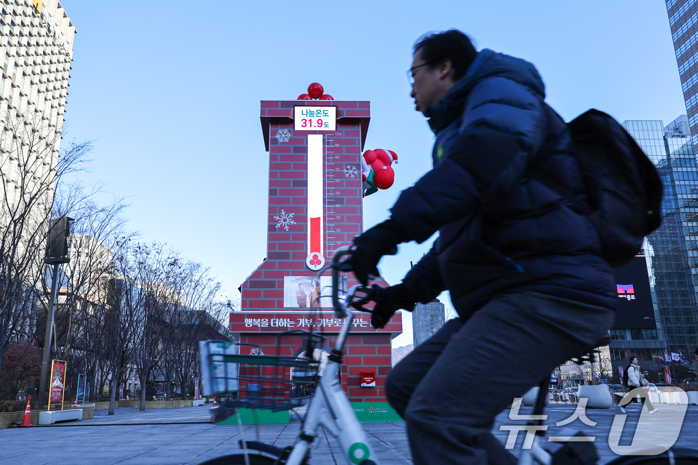 (서울=뉴스1) 안은나 기자 = 8일 서울 종로구 광화문 광장에 설치된 사랑의 온도탑 나눔온도가 31.9도를 가리키고 있다. 사랑의열매 사회복지공동모금회 '희망2026나눔캠페인'의 …