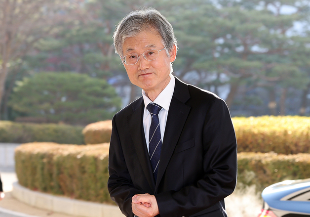 출근하는 조희대 대법원장